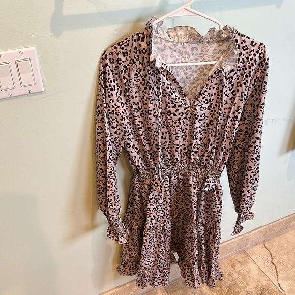 Kind sleeves fluttery cheetah print dress - Picture 1 of 5